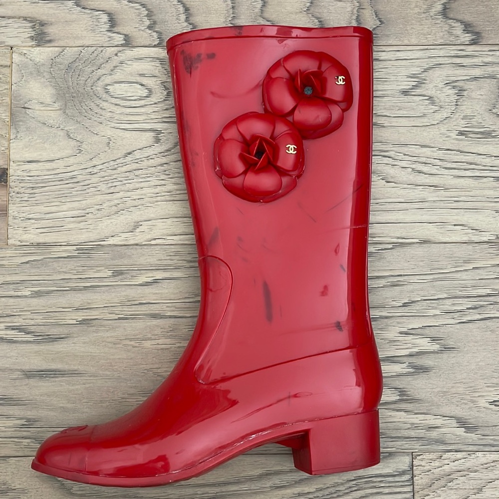 RED CHANEL RAIN BOOTS SIZE 8 WITH BLACK STAINS.